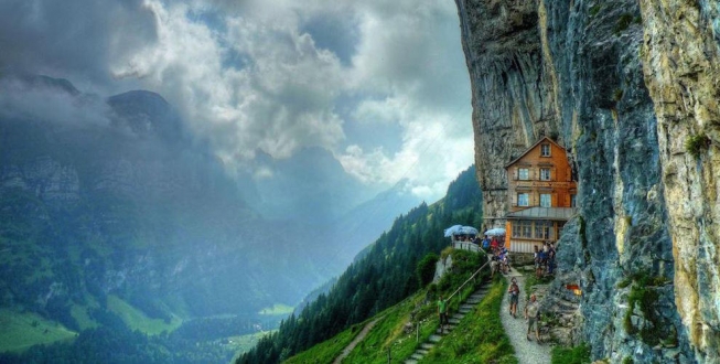  Urca cu telecabina pe munte ca sa iei masa la acest restaurant elvetian