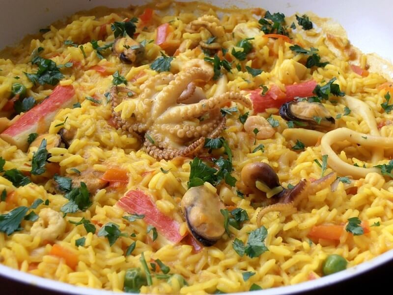 Paella cu fructe de mare